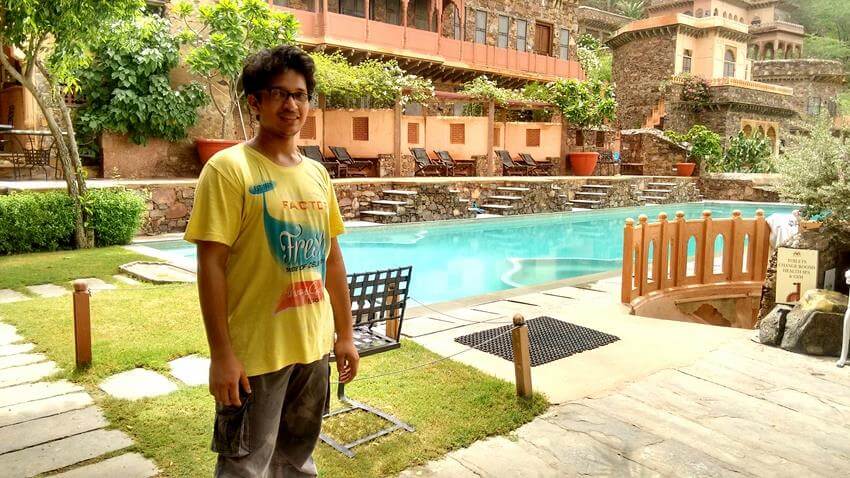 Although I was too lazy to learn swimming, I love swimming pools. #I became fat though